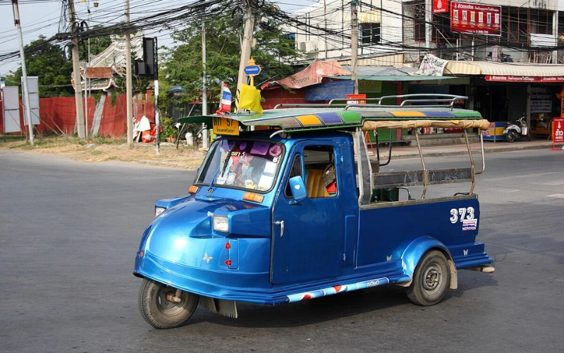 Use tuk tuk para trajetos curtos com duas pessoas