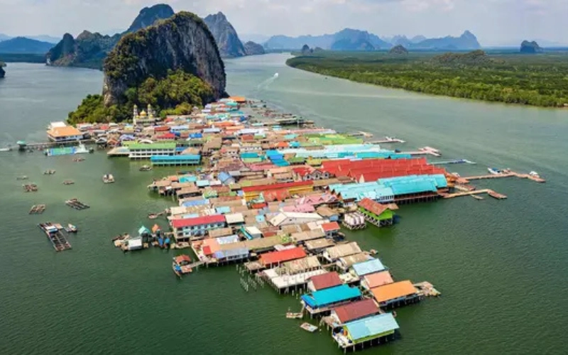 Vila flutuante cheia de cultura e criatividade