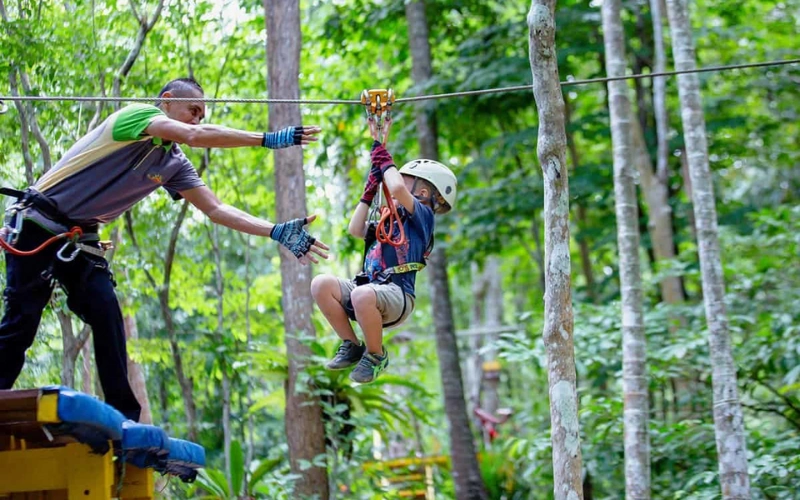 Voe de tirolesa no meio da natureza