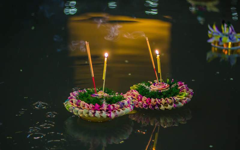 festival de las linternas flotantes en Tailandia 