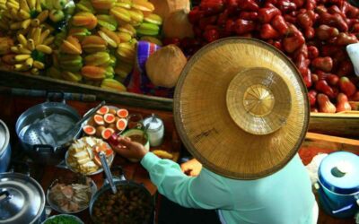 Excursión al mercado flotante Damnoen Saduak y al pueblo de artesanías con guía en español