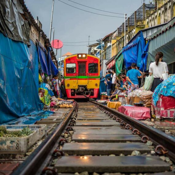 maeklong-railway-market